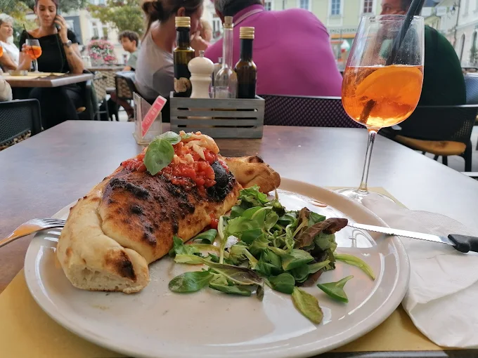 Frisch angerichtete Gerichte