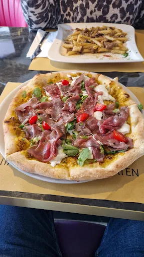 Pizza aus dem Steinofen