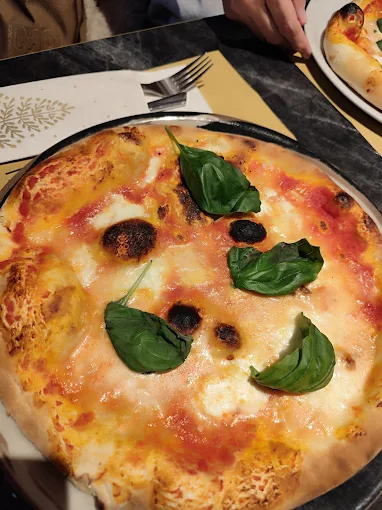 Frisch gebackene Pizza aus dem Steinofen